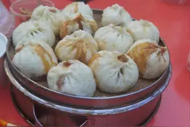 武汉这家30年早餐店，排队的人可真不少，6小时卖出上万个包子图片