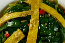 吃了这么多年韭菜，头一次见这种做法，满满一大盘不够吃图片