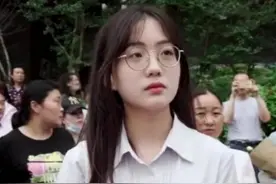 还记得因高考送花而走红的满天星小姐姐吗？图片