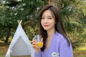 沈梦辰春游装太美了！穿紫色针织上衣搭配牛仔裤，显肤色又有气质图片
