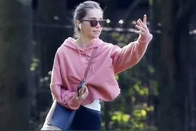 “龙妈”艾米莉亚·克拉克遛狗，瘦身如整容，穿粉卫衣嫩得像学生图片