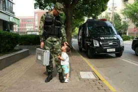 3岁宝宝抱着武警叔叔不肯走，被妈妈一把拉开，背后真相令人心酸图片