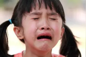 “你个赔钱货”，女孩吃了一口弟弟红烧肉，奶奶一脚将孩子踹倒图片