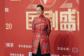 国剧盛典红毯！奚美娟穿花棉袄走红毯，谭松韵金晨穿着清凉秀身材图片
