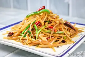 做酸辣土豆丝要不要焯水？大厨教你正确做法，酸辣爽脆，特别下饭图片