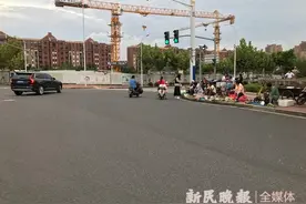 马路拐角成“街边菜场”路人站在马路上买菜太危险图片
