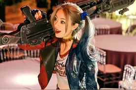 孙俪为新剧牺牲大，穿皮衣女团风爆棚，39岁扎马尾吹泡cos小丑女图片