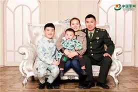 看哭！军爸与儿子内心独白：必须刚强，只因是军人的儿子图片