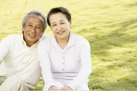 61岁大爷和45岁女人再婚，女人：他麻烦我，大爷：夫妻不该这样吗图片