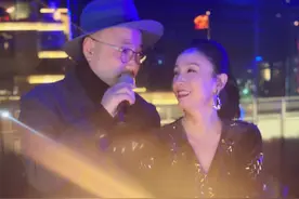 徐峥豪办生日宴嗨至深夜，陶虹深V裙身材尽显，变望夫石眼神温柔图片