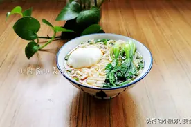 煮碗面做早餐，放一勺自己熬的油，面香有食欲，一碗不够再来一碗图片