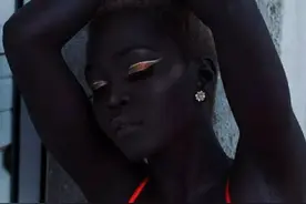 黑人女孩因颜值太高, 被富二代疯狂追求, 父母禁止她独自出门图片