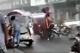 安徽长丰发布雷雨大风橙色预警，骑车男子风中失控撞上三轮车，不少停在路边的电动车被风吹倒图片