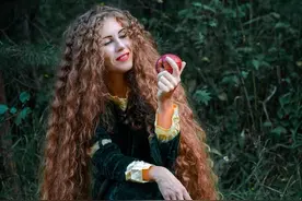 俄罗斯女子头发长到1米多，每周要花16小时打理，还被嘲笑像马尾图片