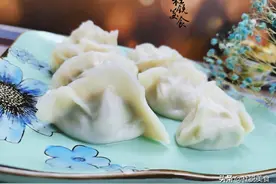 煮饺子开水下锅是大忌，“做对3滚3开加1物”，饺子筋道不破皮图片