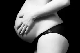 孕期六个月后肚子长得较快，孕妈要注意做好三件事，以免伤及胎儿图片