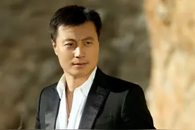 著名演员任程伟：12岁丧父，成名后更爱患难妻图片