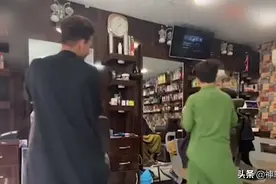 想在理发店里听着歌剃须做造型？塔利班：犯法图片
