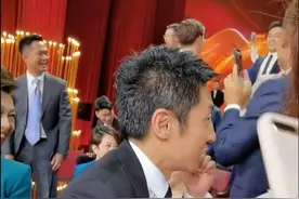 央视舞台现场曝光，李思思董卿状态好，撒贝宁却满头白发显老态图片