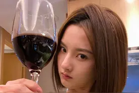 宋祖儿回怼YXH，还捧酒杯搞怪，称自罚一杯图片