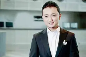 央视名嘴小尼：娶平凡女孩做妻子，小两口喜欢半夜“放毒”图片