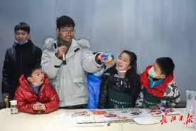 学习恐龙冷知识，小学生用石膏粉“复原”恐龙图片