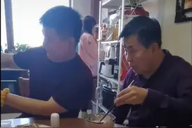 赵本山御用编剧何庆魁近照曝光！迎72岁生日，客厅太小勉强放桌图片