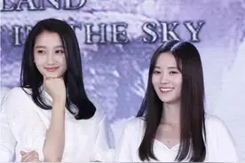 172cm关晓彤和159cm鞠婧祎，同穿短裙，腿长的颜值更高图片