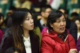 妈妈“穿错衣服”去开家长会，幼儿园老师羞红脸，把家长请出教室图片