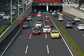 附视频丨轿车一路飘着百元大钞，后方女子疯狂捡钱！原因太任性了图片