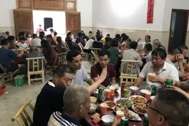 老王为女儿办升学宴，宴席当天却无人来吃酒席，老王尴尬得很图片