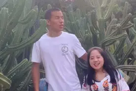 1.2米袖珍女孩二婚嫁给1.8米帅哥，网友：这女孩有啥本事呢图片