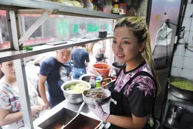 面馆女老板漂亮开朗，被称为“拉面西施”，为看她市民排队吃面图片
