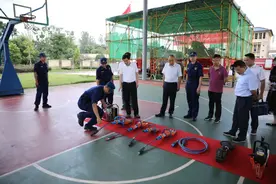 熊一江八一建军节前走访慰问消防指战员和退役军人图片