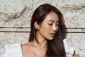 曹格真是捡到宝了，老婆颜值高身材好，一袭白裙长发惊艳又大气图片