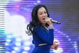 钟丽缇为捞金拼了！紧身衣配紧身皮裤又唱又跳，性感舞姿勒出赘肉图片