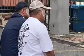 辽宁：2名大爷坐路边相谈甚欢，路人看到脸上的面膜后目瞪口呆图片