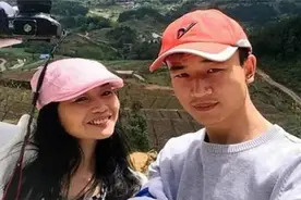 46岁阿姨和23岁小伙骑行相识，相恋2个月就闪婚，结婚还得开证明图片