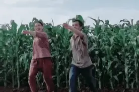 欢快的“鬼步舞”背后，是一对夫妻与车祸后遗症的抗争图片