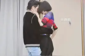 佟丽娅与小7岁男星热舞，蚂蚁腰吸睛，碰头超大力男方疼到捂头图片