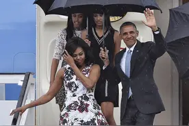 米歇尔暴雨天穿珠片裙惊艳！奥巴马撑伞像小跟班，特朗普只顾自己图片