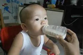 1岁孩子只喝奶奶冲的奶，宝妈感觉不对劲，偷尝一口后愁坏了图片