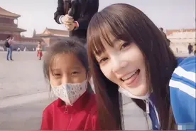 李小璐甜馨亲子装游故宫，强调女儿“贾”姓，离婚后仍是合格母亲图片