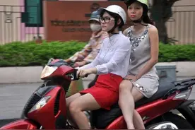 为啥女生坐电动车总是“侧身坐”？小姐姐把手捂住脸：不懂别瞎问图片