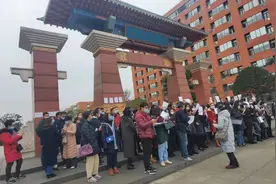 教授年终奖8块钱？四川一高校数十位老师在校门口拉横幅“讨薪”图片