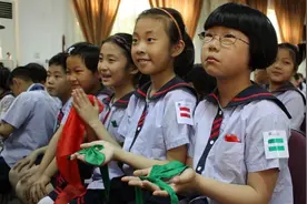 浙江小学生戴“绿领巾”引热议，听了老师的解释，家长竖起大拇指图片