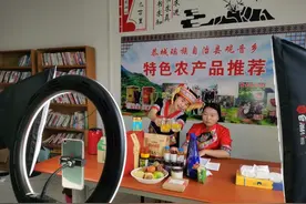 广西恭城：观音乡瑶妹直播首秀助销特色农产品图片