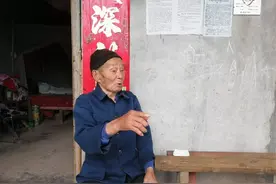 94岁老农申请挂光荣牌，被嘲讽老糊涂了，他默默掏出一堆军功章图片