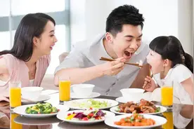 饭桌上的“另类”规矩：先让孩子坐得住，再讲礼仪也不迟图片