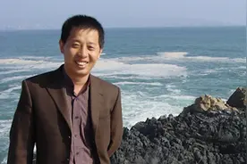 中国传媒大学原党委常委、副校长蔡翔被双开，严重违法违纪视频封面